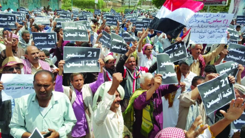 متظاهرون في تعز يرفعون شعار نكبة اليمن بعد صلاة الجمعة
(تويتر)