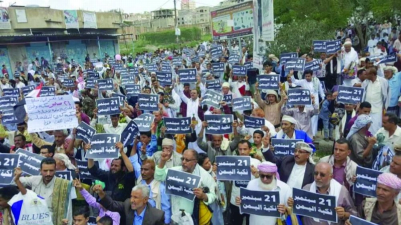 متظاهرون في تعز يرفعون شعار نكبة اليمن بعد صلاة الجمعة
(تويتر)
