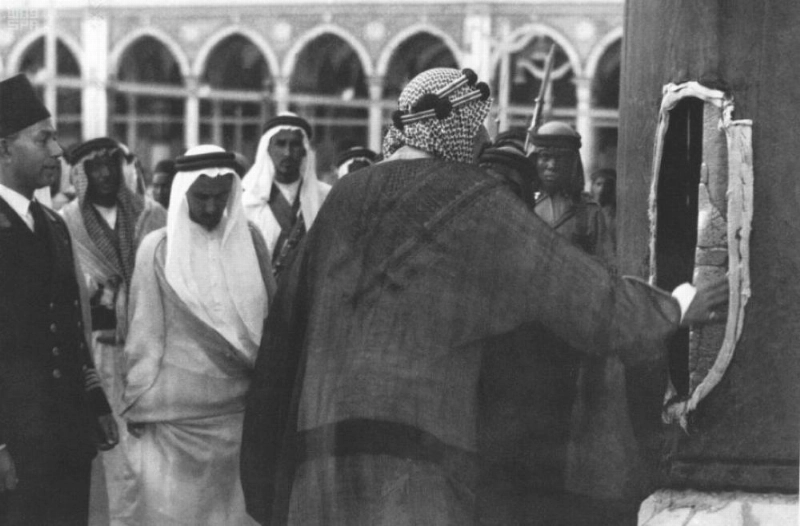 الملك عبدالعزيز أمام الحجر الأسود