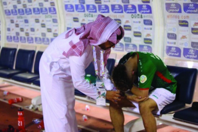 العبود غاضبا عقب استبداله (مكة)