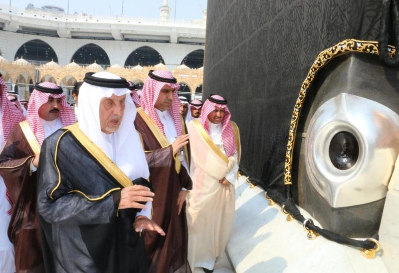 خالد الفيصل خلال طوافه بالبيت العتيق