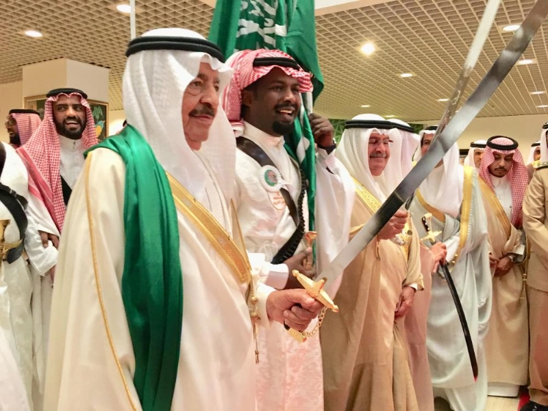 خليفة بن سلمان مشاركاً في العرضة النجدية (مكة)