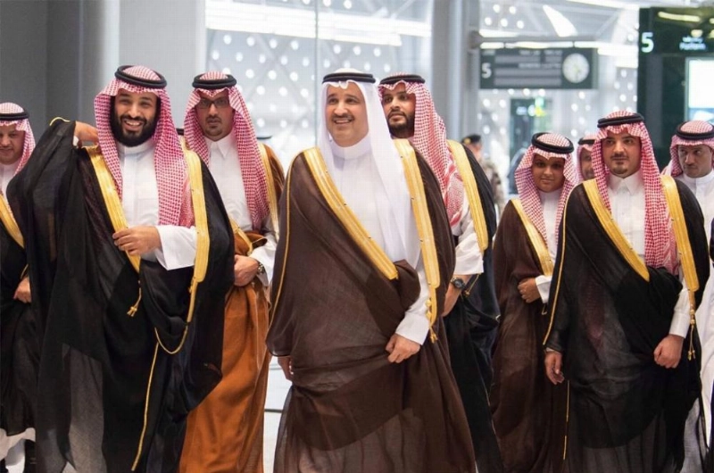 من وصول ولي العهد إلى المدينة المنورة وفي استقباله فيصل بن سلمان (واس)