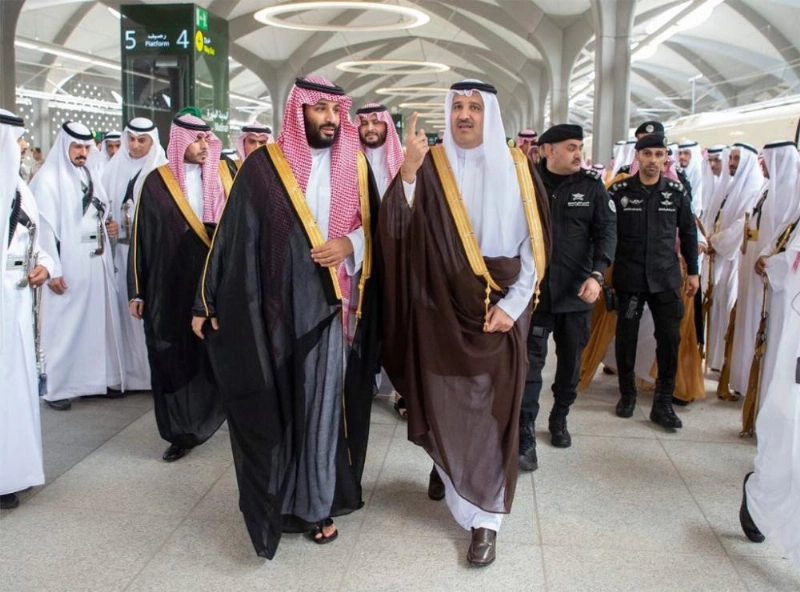 من وصول ولي العهد إلى المدينة المنورة وفي استقباله فيصل بن سلمان (واس)