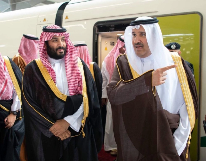 من وصول ولي العهد إلى المدينة المنورة وفي استقباله فيصل بن سلمان (واس)
