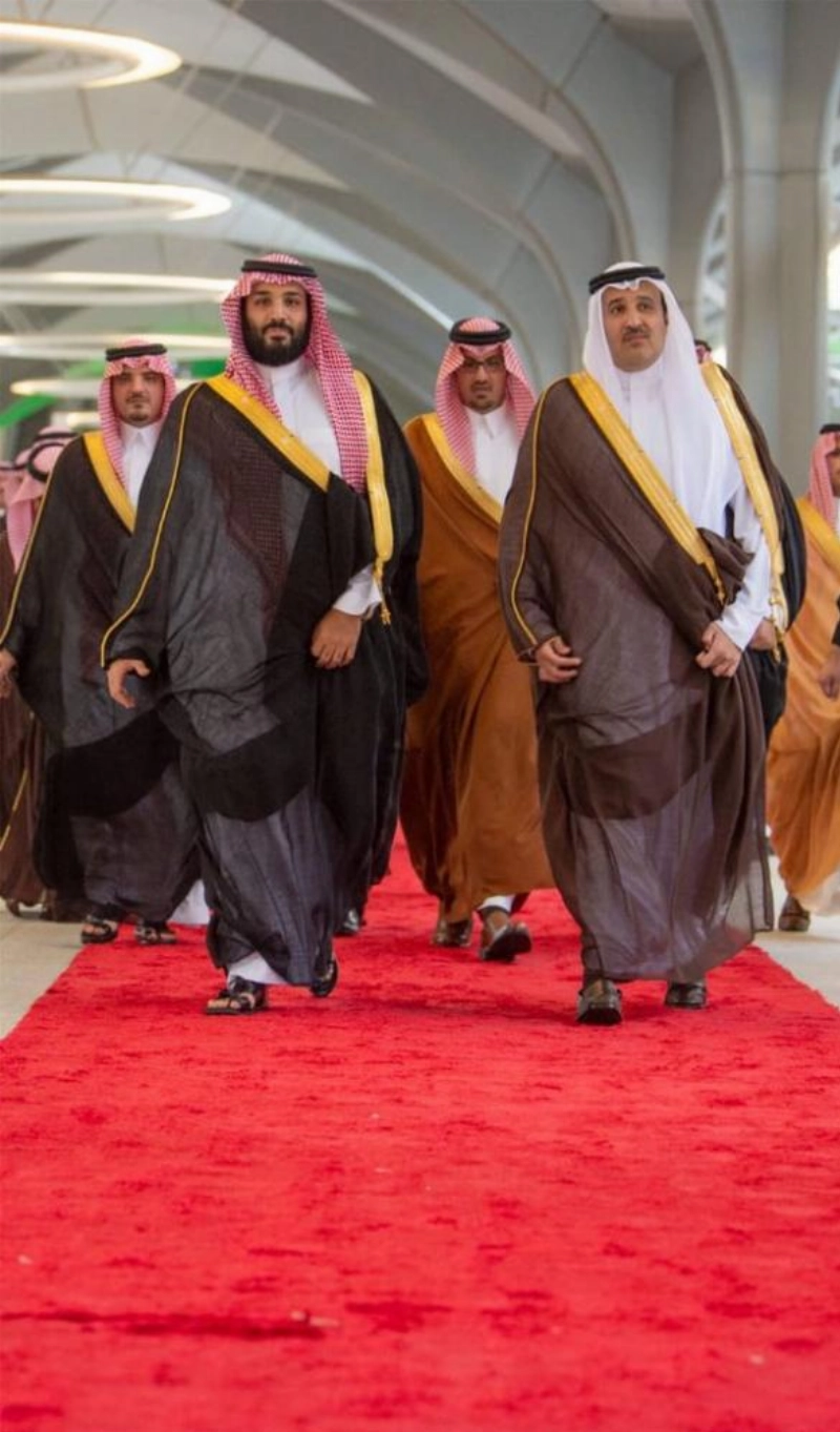 من وصول ولي العهد إلى المدينة المنورة وفي استقباله فيصل بن سلمان (واس)