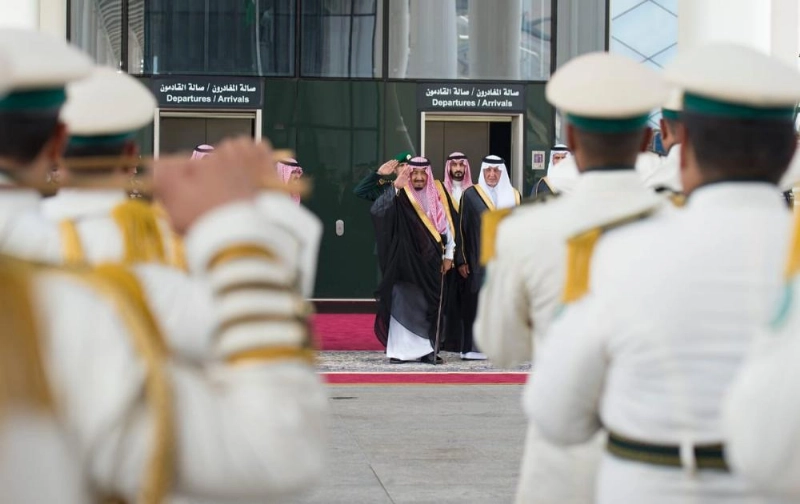 الملك سلمان خلال عزف السلام الوطني
