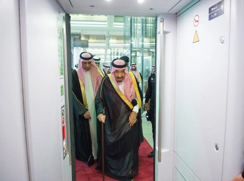 الملك سلمان مستقلا قطار الحرمين قبل توجهه إلى المدينة المنورة