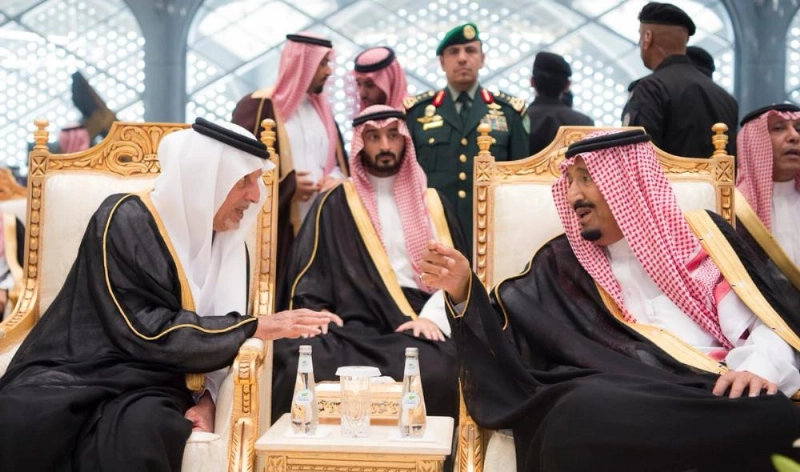 الملك سلمان في حديث مع خالد الفيصل داخل محطة قطار الحرمين بجدة أمس (واس)
