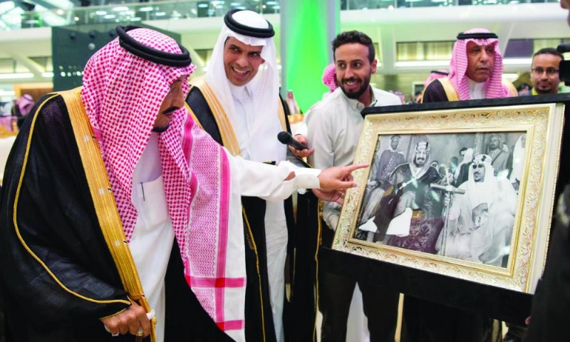 الملك سلمان يتسلم هدية من العامودي