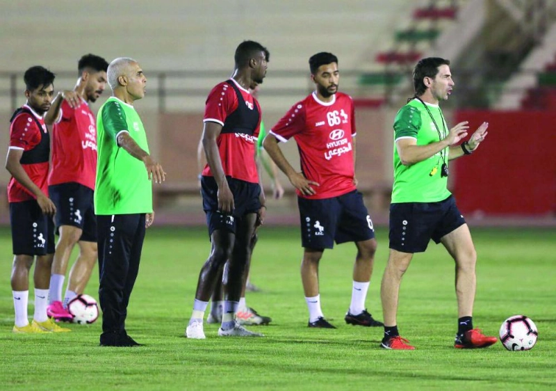 لاعبو الاتفاق خلال حصة تدريبية استعدادا للقاء (مكة)