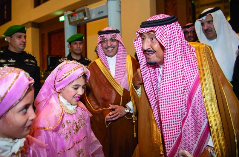خادم الحرمين خلال وصوله إلى مركز الملك سلمان للمؤتمرات بالمدينة المنورة أمس (واس)