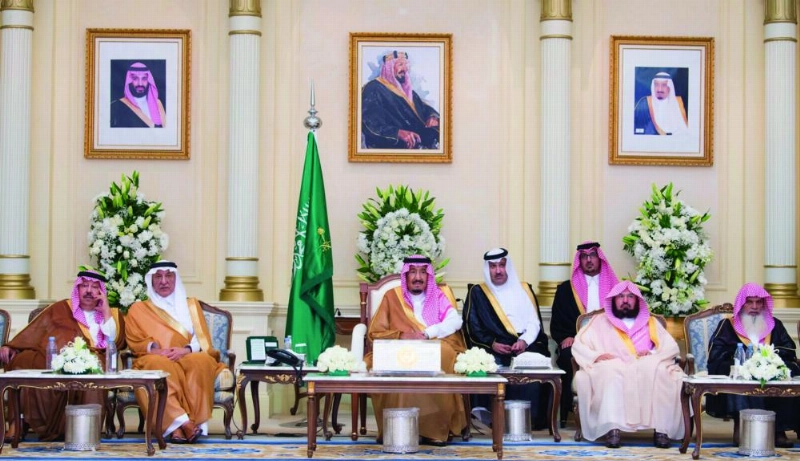 خادم الحرمين خلال تشريفه حفل أهالي المدينة المنورة أمس (واس)