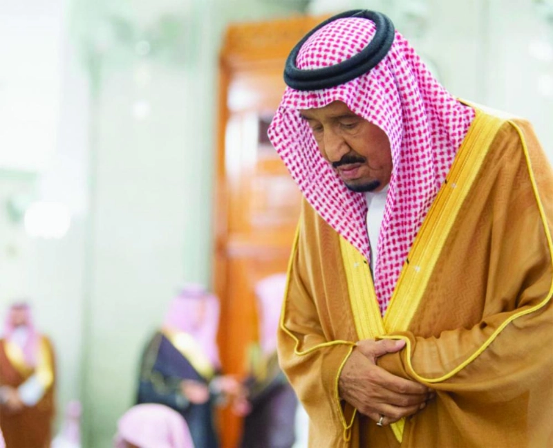 الملك سلمان خلال زيارته مسجد قباء
