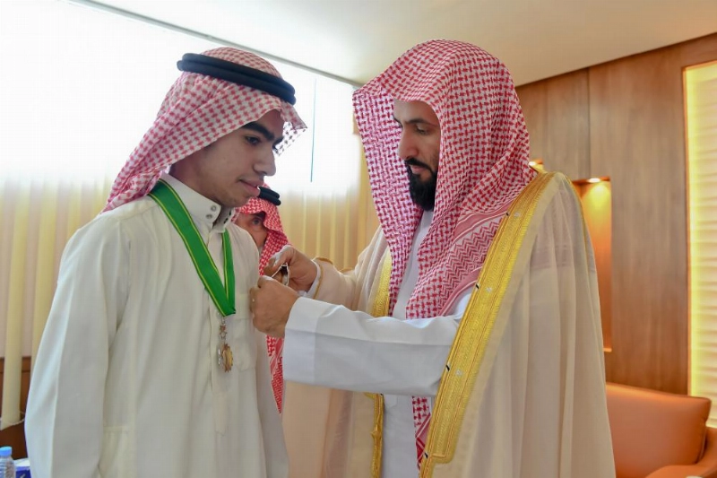 وليد الصمعاني يقلد وسام الملك عبدالعزيز لابن الجيراني (مكة)