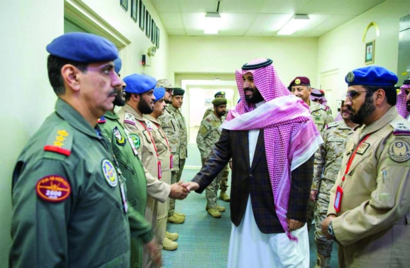 الأمير محمد بن سلمان مصافحا الضباط المشاركين في عمليات التحالف (واس)