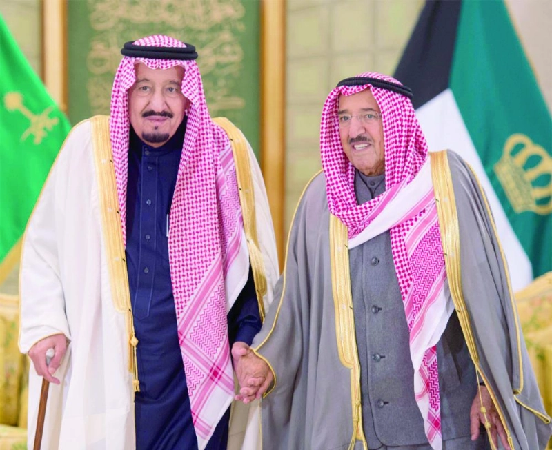 الملك سلمان وأمير الكويت في لقاء سابق