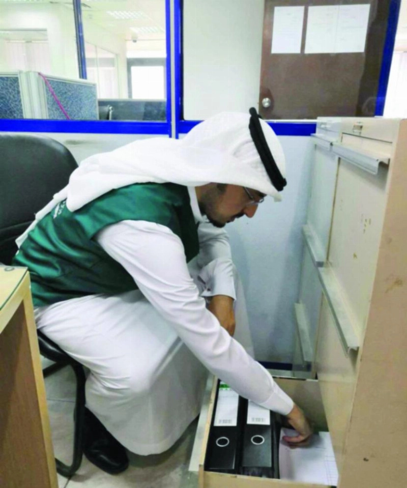 ممثل التجارة خلال عملية التفتيش (وزارة التجارة)