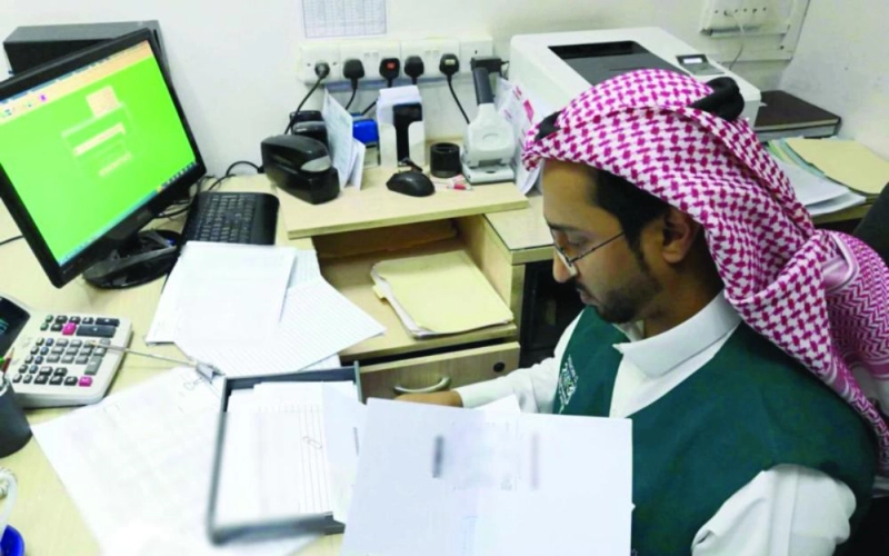 ممثل التجارة خلال عملية التفتيش (وزارة التجارة)