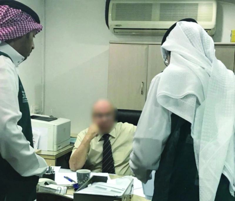 ممثل التجارة خلال عملية التفتيش (وزارة التجارة)