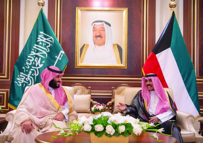 الأمير محمد بن سلمان في حديث مع ولي عهد الكويت في الصالة الأميرية أمس (واس)