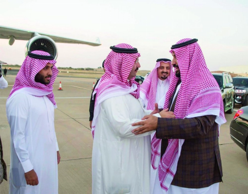 الأمير محمد بن سلمان لدى مغادرته خميس مشيط أمس (واس)