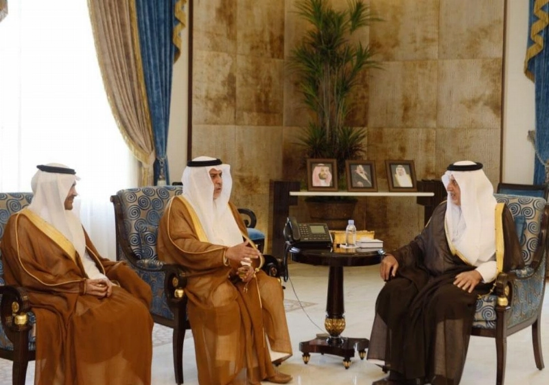 خالد الفيصل خلال استقباله سهيل قاضي أمس (واس)