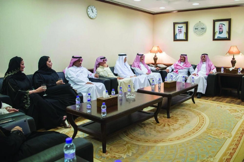 الوفد الإعلامي السعودي مع مسؤولي وزارة الإعلام الكويتية (واس)