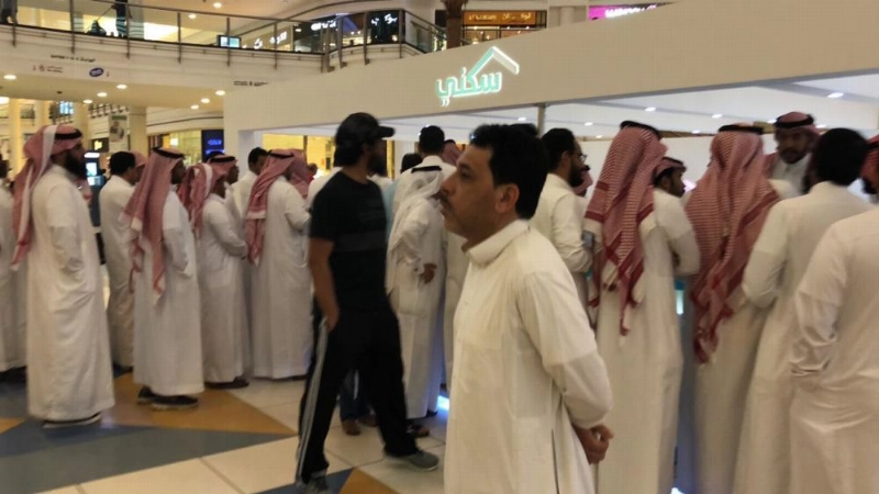 مستفيدون في أحد معارض سكني (مكة)