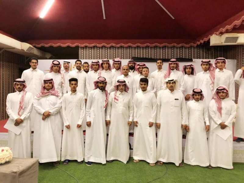 فهد العتيبي في صورة جماعية مع الحضور (مكة)