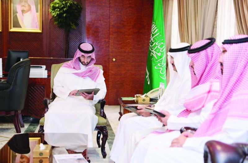 عبدالله بن بندر لدى لقائه هشام كعكي وأعضاء لجنة ريادة الأعمال (واس)