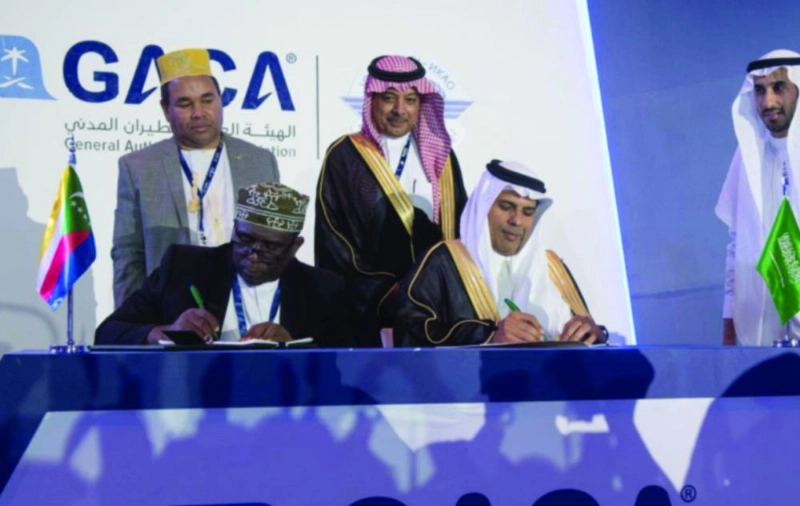 نبيل العامودي يوقع إحدى الاتفاقيات الخمس في الرياض أمس (واس)