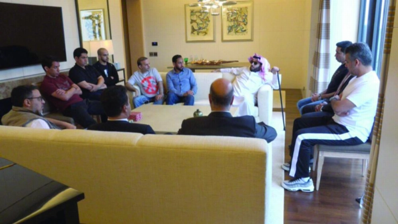 آل الشيخ مجتمعا بممثلي البنوك السعودية في مقر إقامته بنيويورك (مكة)