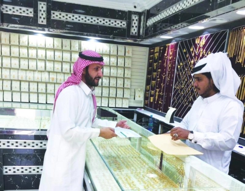 مفتش العمل أثناء الوقوف على محل للذهب (وزارة العمل)