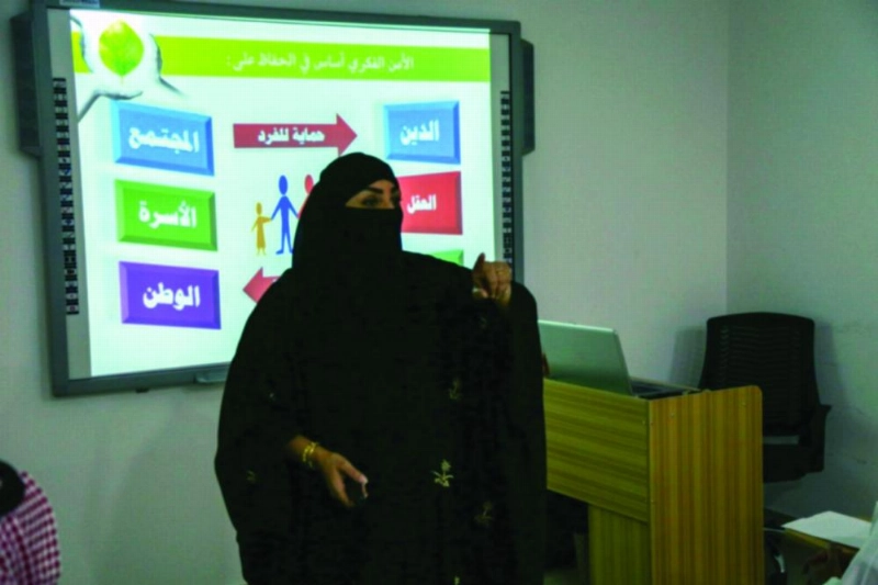 المدربة رباب المعبي تتحدث أمام الحضور (مكة)
