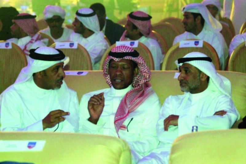 محمد الدعيع خلال قرعة دور الـ16 أمس (الاتحاد العربي)