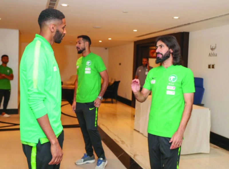 عبدالغني ومهند عسيري داخل المعسكر أمس (الاتحاد السعودي)