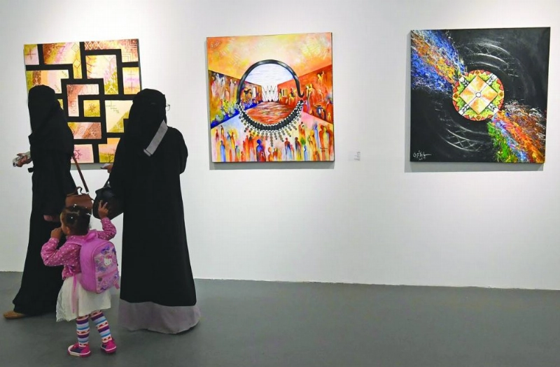 لوحات في المعارض الفنية (واس)