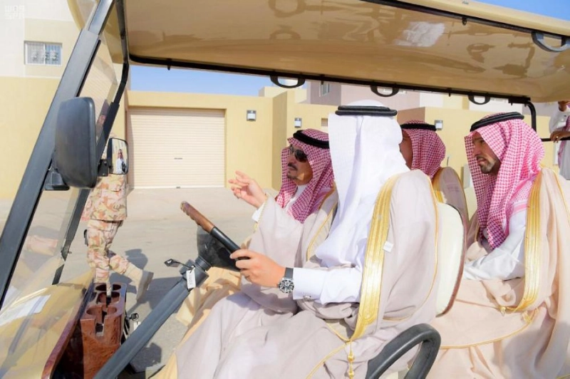 من جولة أمير الرياض بمشروع العيينة (واس)