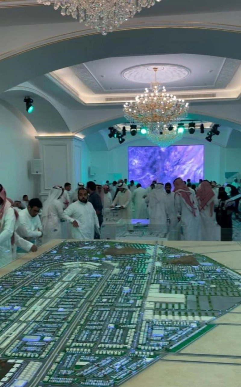 مستفيدون يطلعون على مجسم المشروع (وزارة الإسكان)