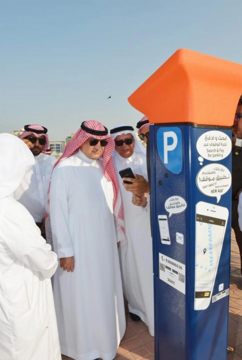 صالح التركي خلال التدشين أمس (واس)