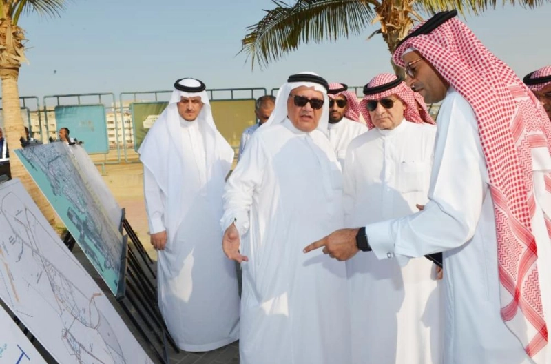 صالح التركي خلال التدشين أمس (واس)