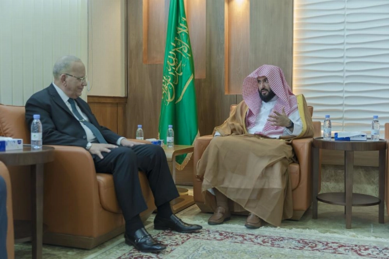 وليد الصمعاني ملتقيا محمد عبدالرحيم في الرياض أمس (مكة)