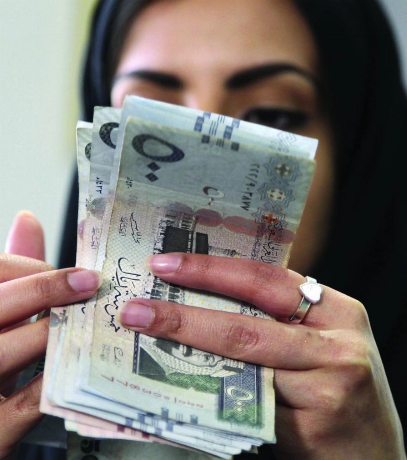 سيدة تعمل في أحد المصارف (مكة)