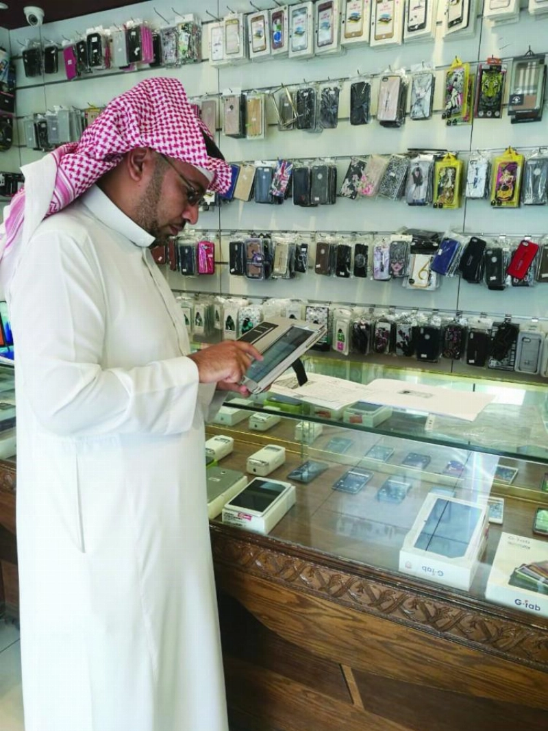 مفتش في زيارة لأحد محال الاتصالات