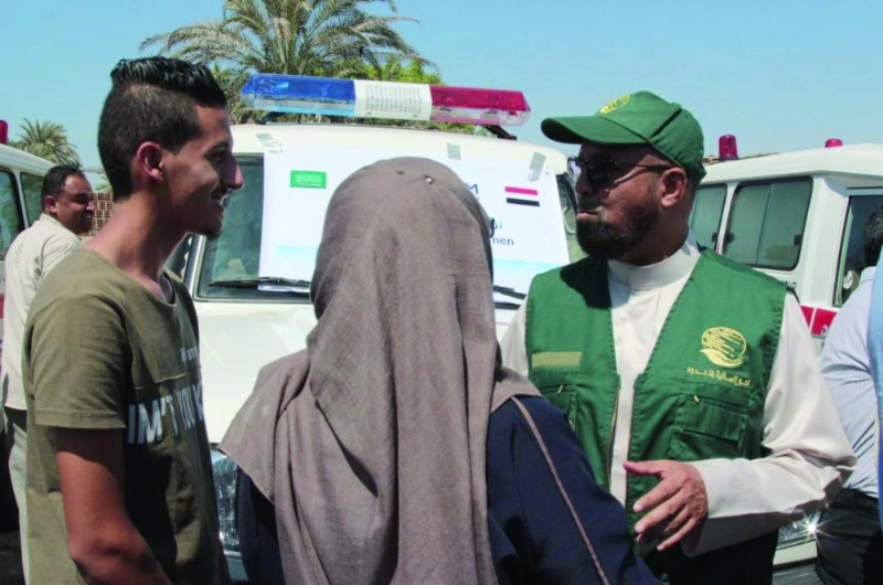 سيارات إسعاف سلمها المركز لوزارة الصحة اليمنية (واس)