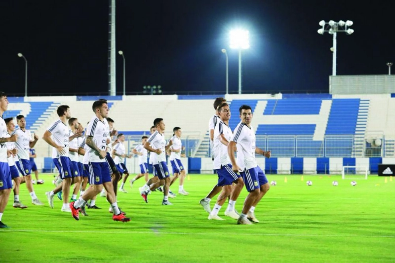لاعبو المنتخب الأرجنتيني خلال التدريبات (مكة)