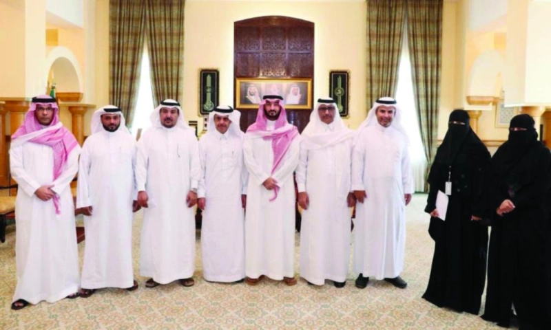 عبدالله بن بندر خلال لقائه آل طاوي ومسؤولي الفرع (واس)