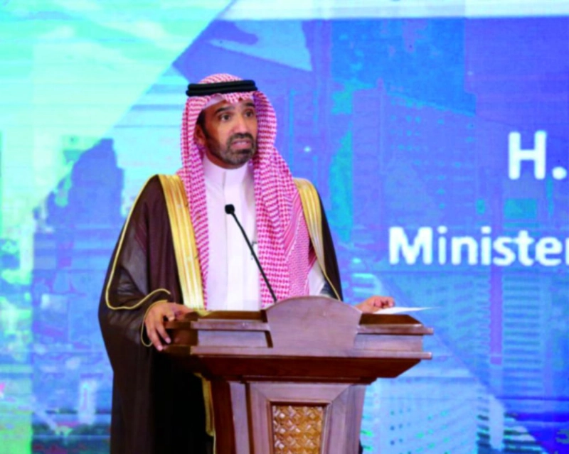 أحمد الراجحي متحدثا عقب توقيع الاتفاقية أمس (مكة)