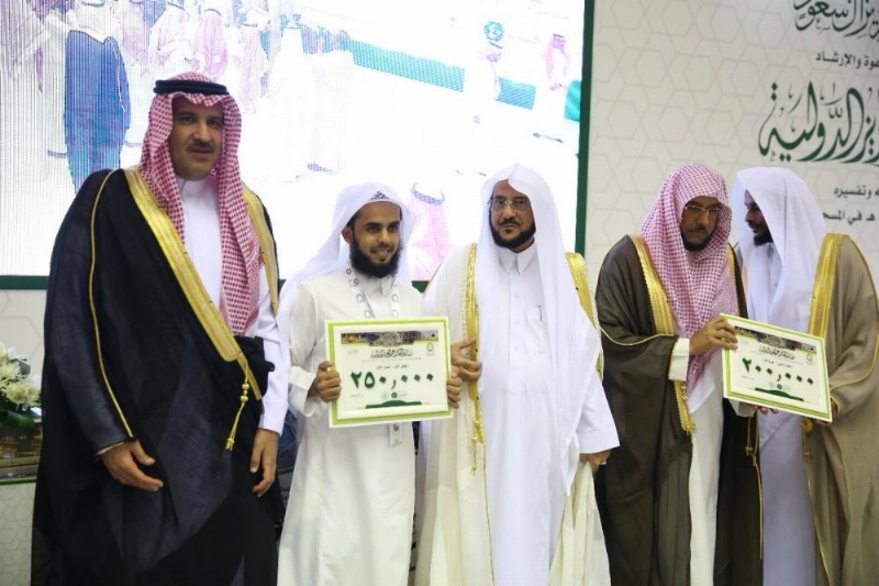 أمير المدينة خلال تكريم الفائزين (واس)